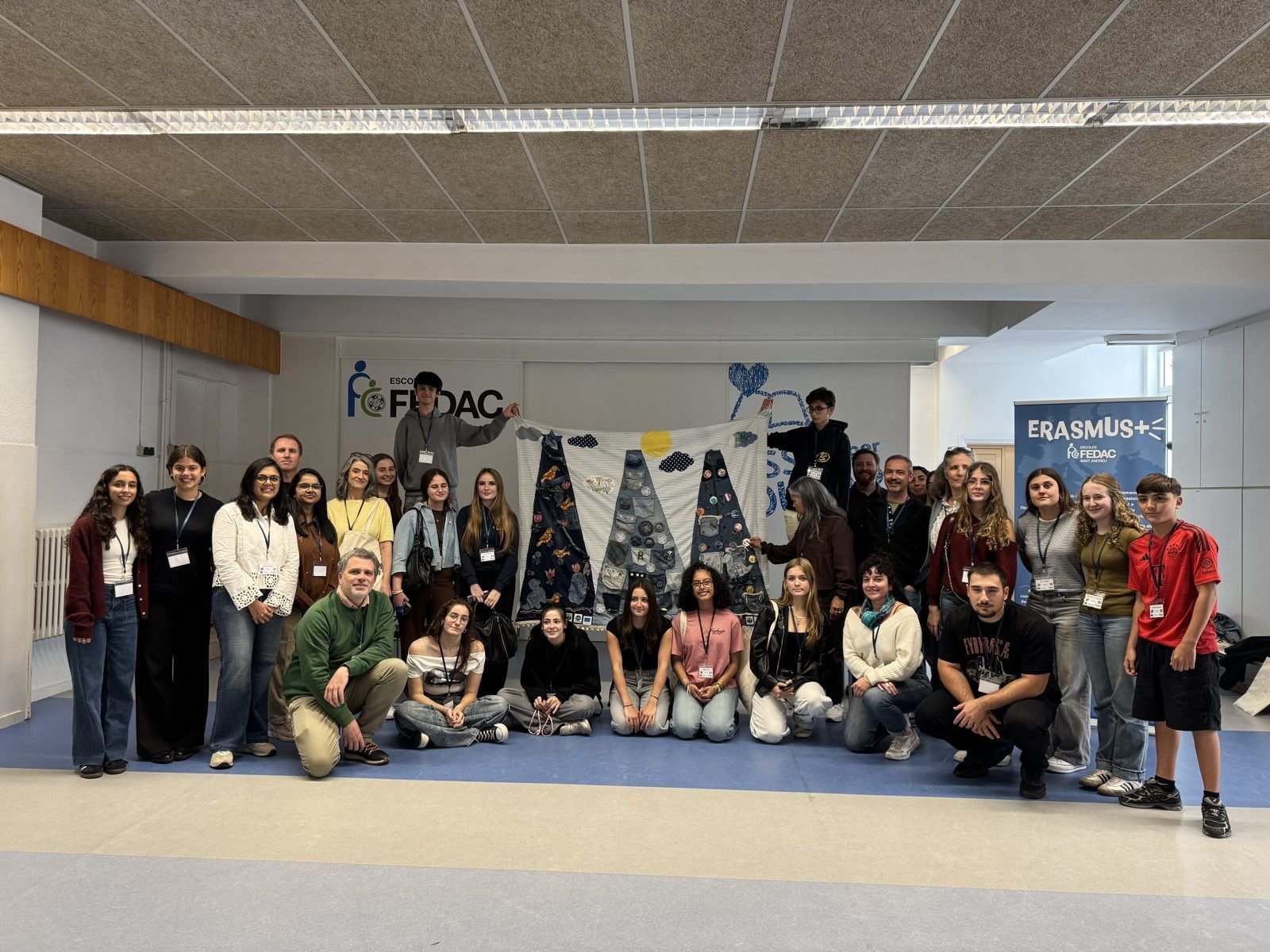 Alumnes visitants i alumnes de l'escola amb els seus docents a l'escola FEDAC Sant Andreu