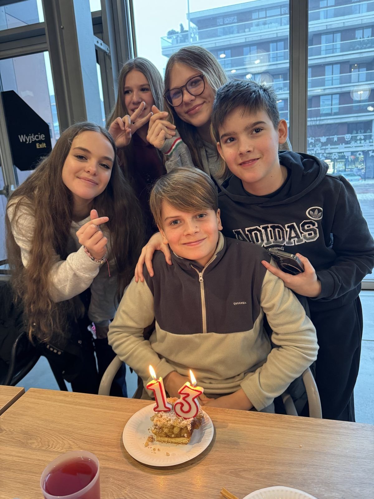Alumnes celebrant un aniversari durant un intercanvi