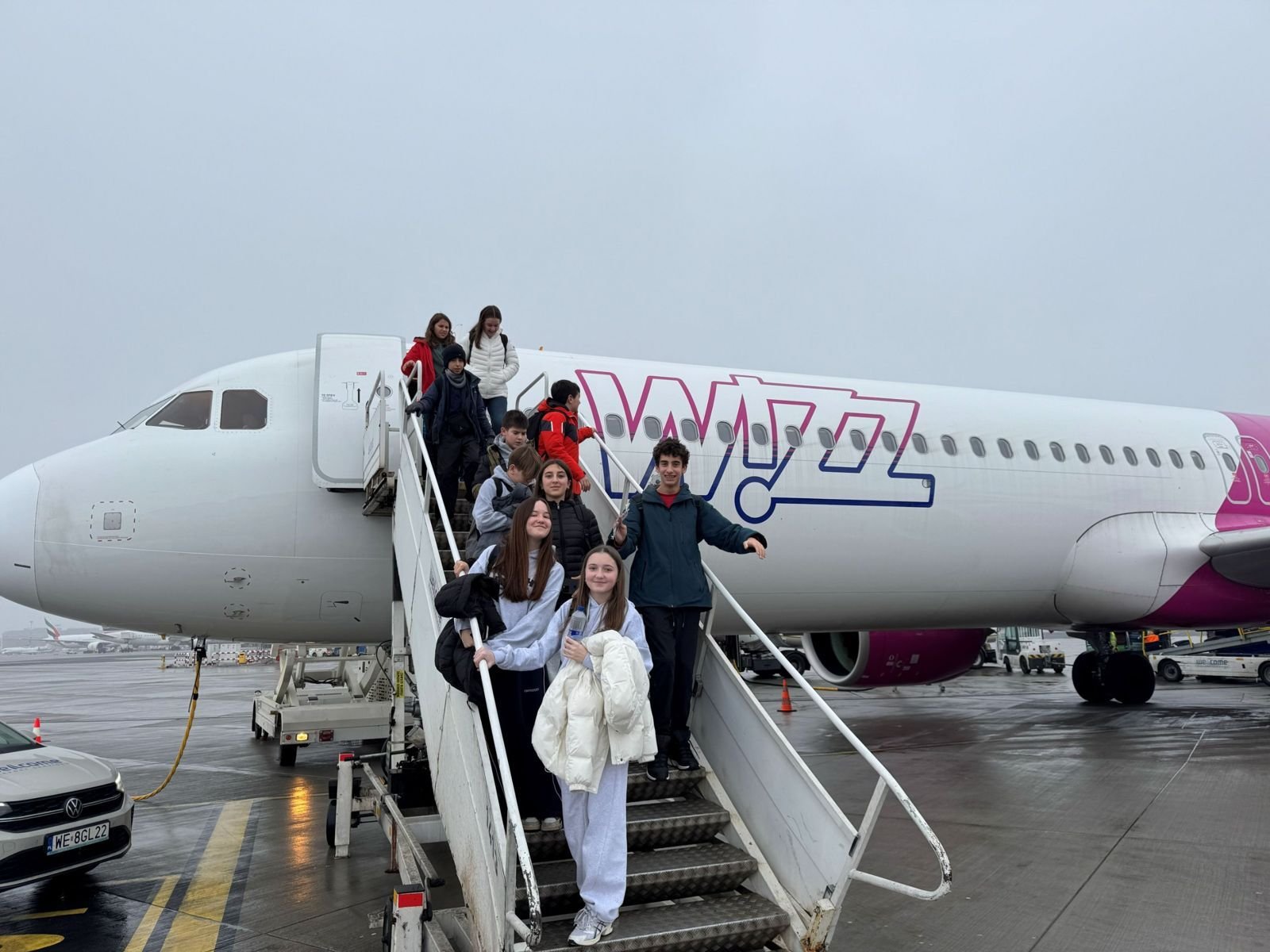 Alumnes baixant de l'avió el dia d'arribada a la mobilitat