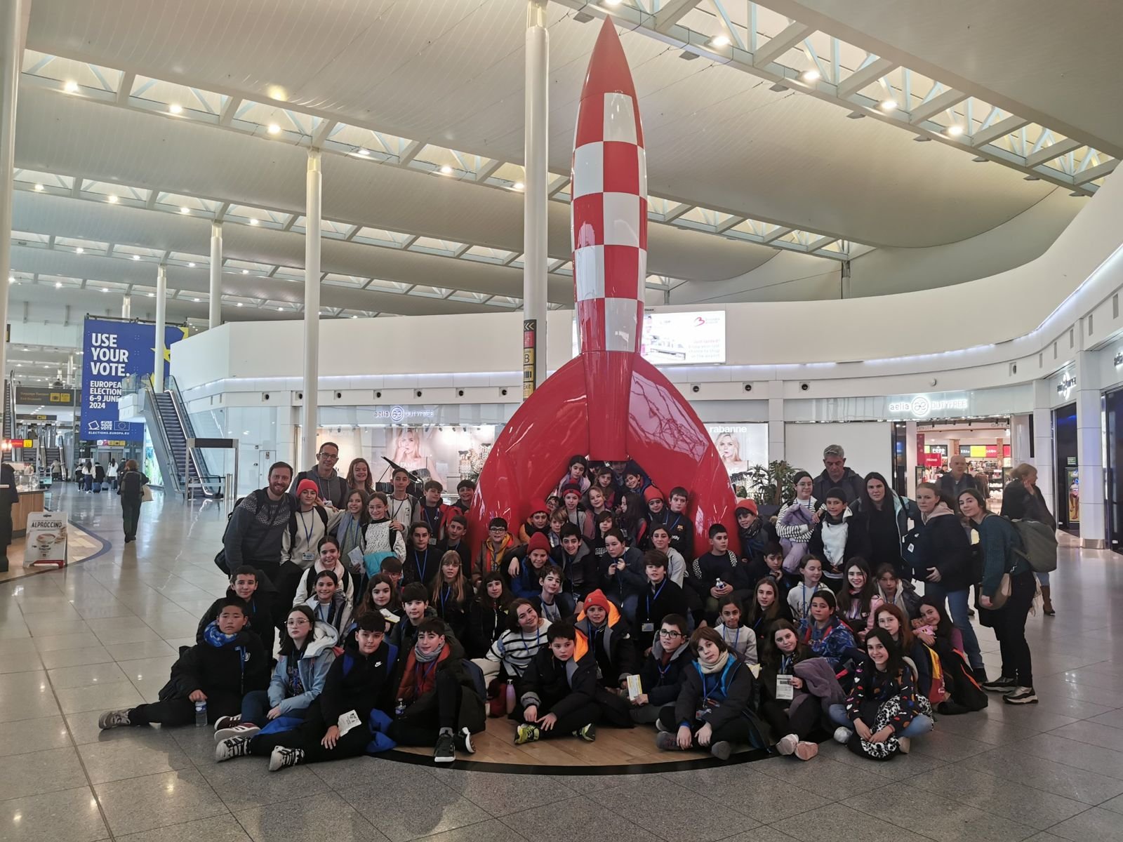Grup d'alumnes i docents de l'escola a l'aeroport de Brussel·les, durant una mobilitat