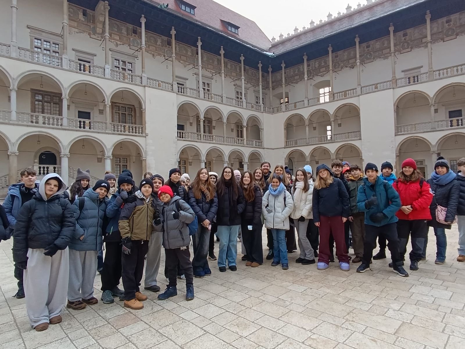 Grup d'alumnes i docents al pati del castell de Wawel, a Cracòvia