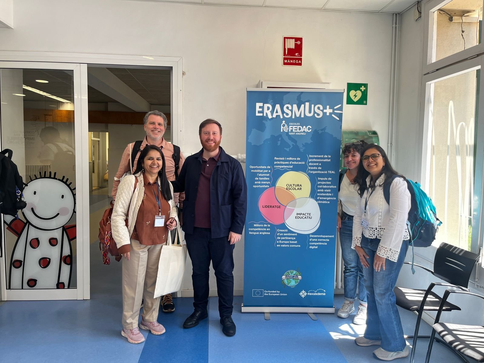 Docents europeus de visita a l'escola amb el coordinador Erasmus+