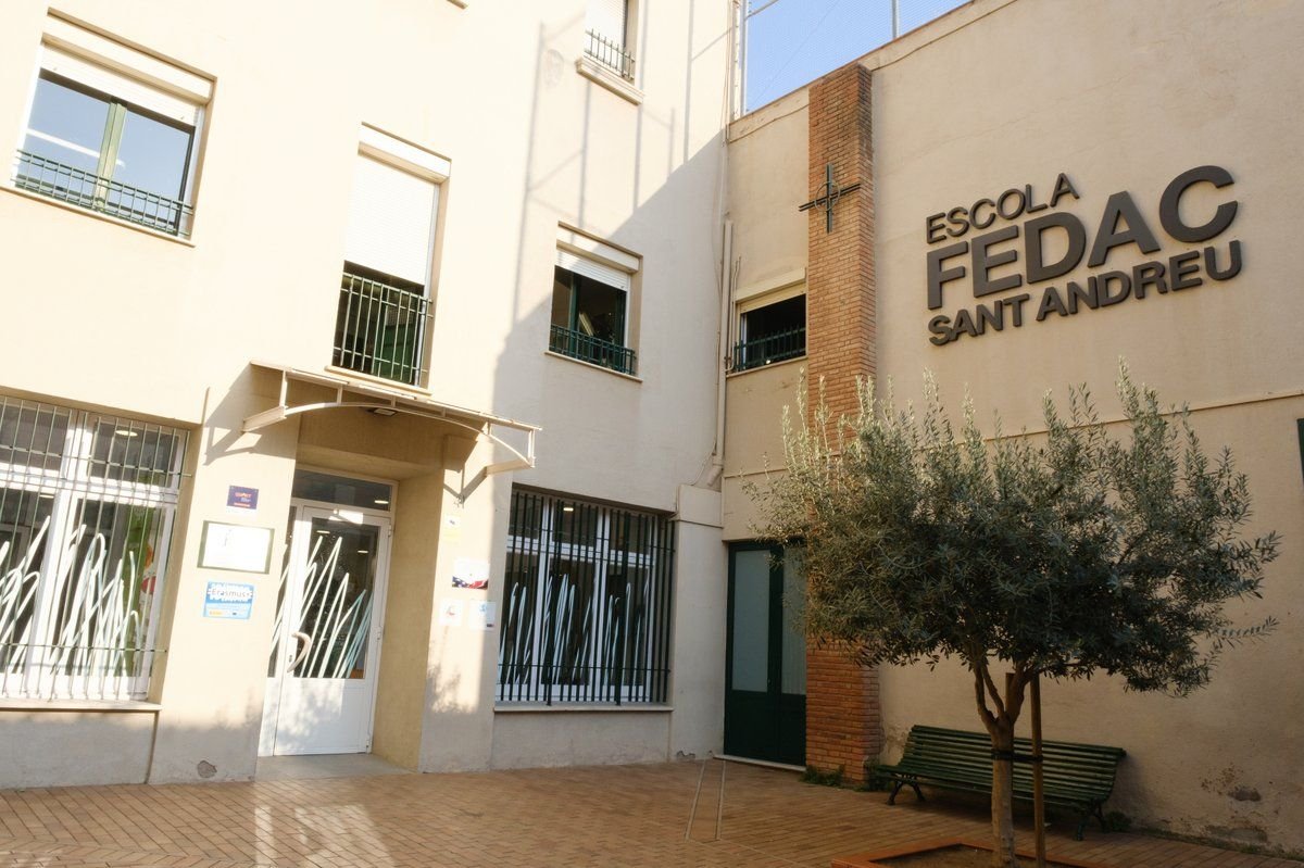 Entrance and courtyard of Escola FEDAC Sant Andreu in Barcelona