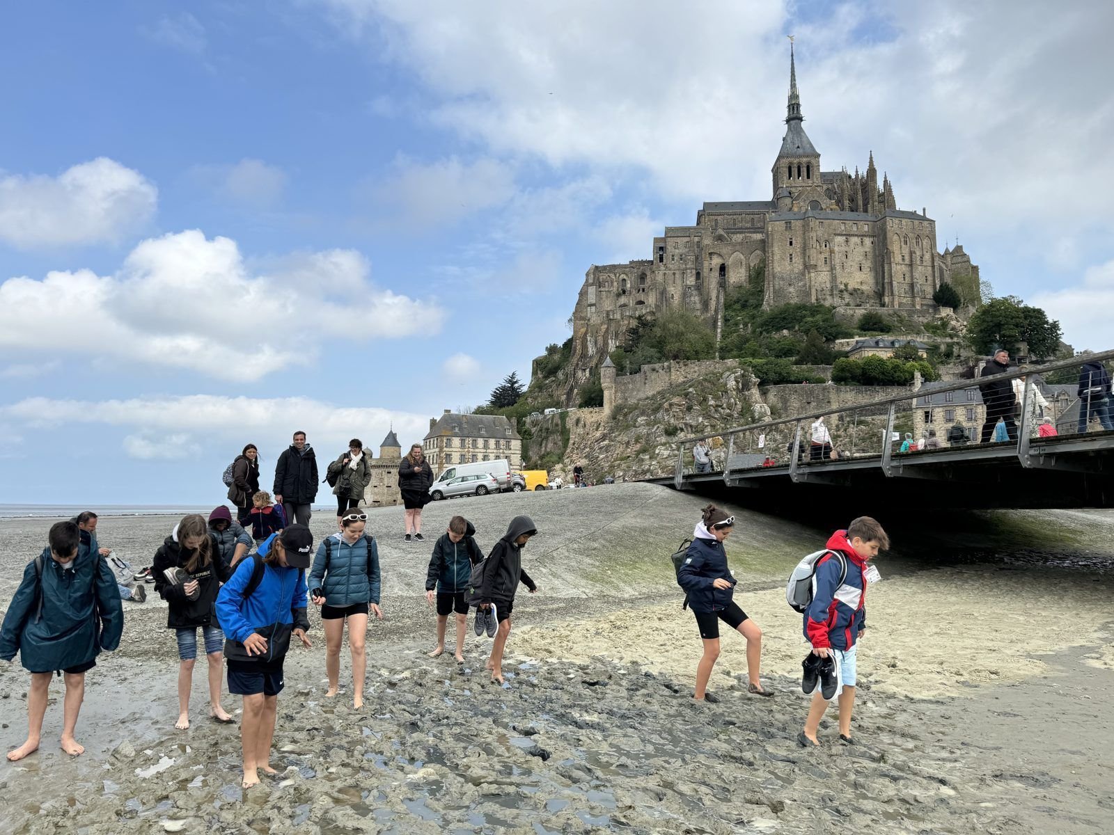 Alumnes travessant la badia cap al Mont Saint-Michel