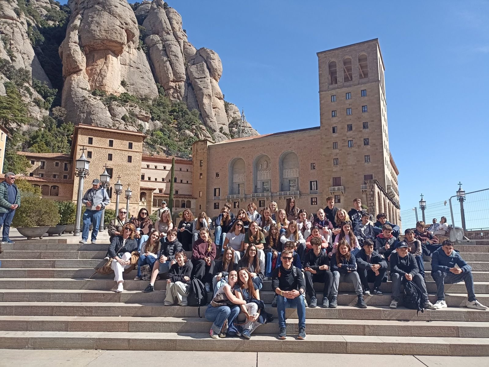 Alumnes de l'escola sòcia i de l'escola d'excursió a Montserrat durant la setmana d'acollida