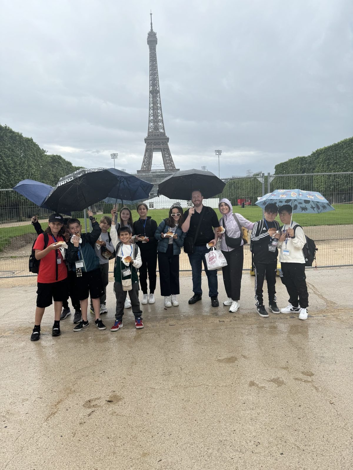 Grup d'alumnes i docents davant la torre Eiffel, a París