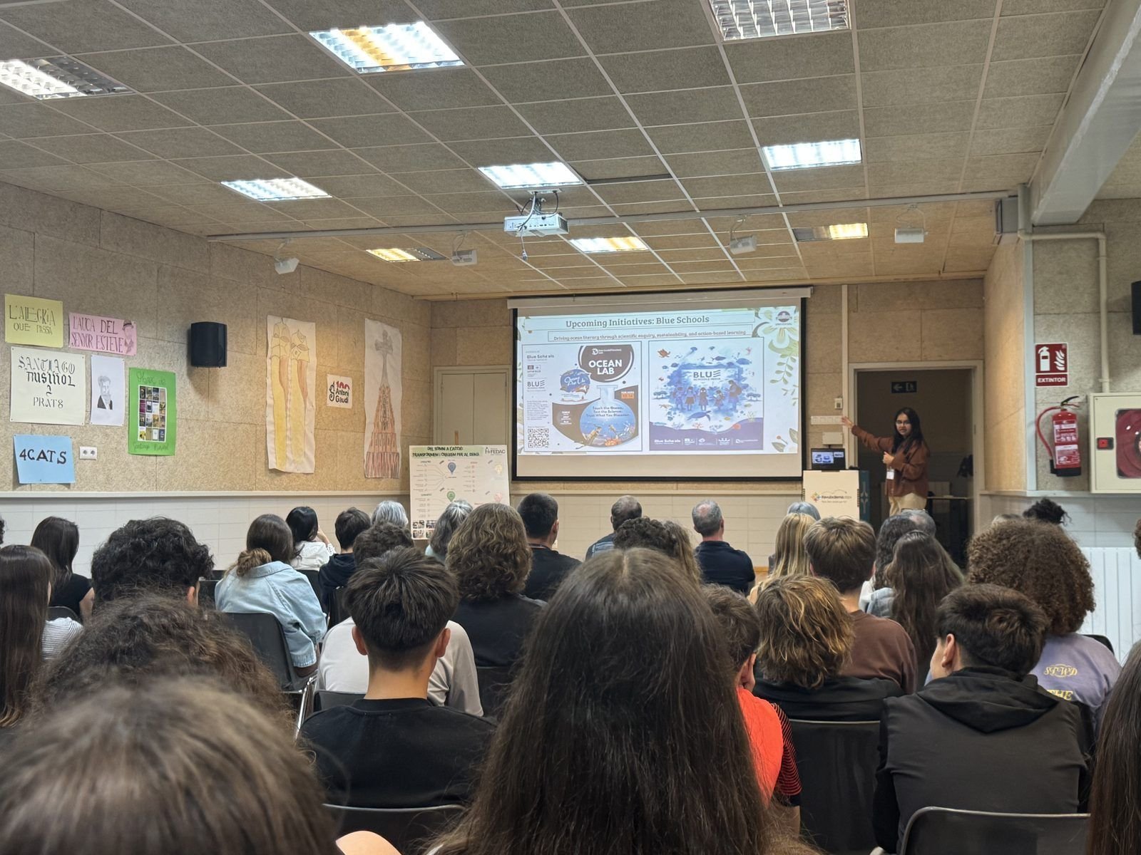 Alumnes assistint a una presentació del projecte Erasmus+ amb l'escola sòcia