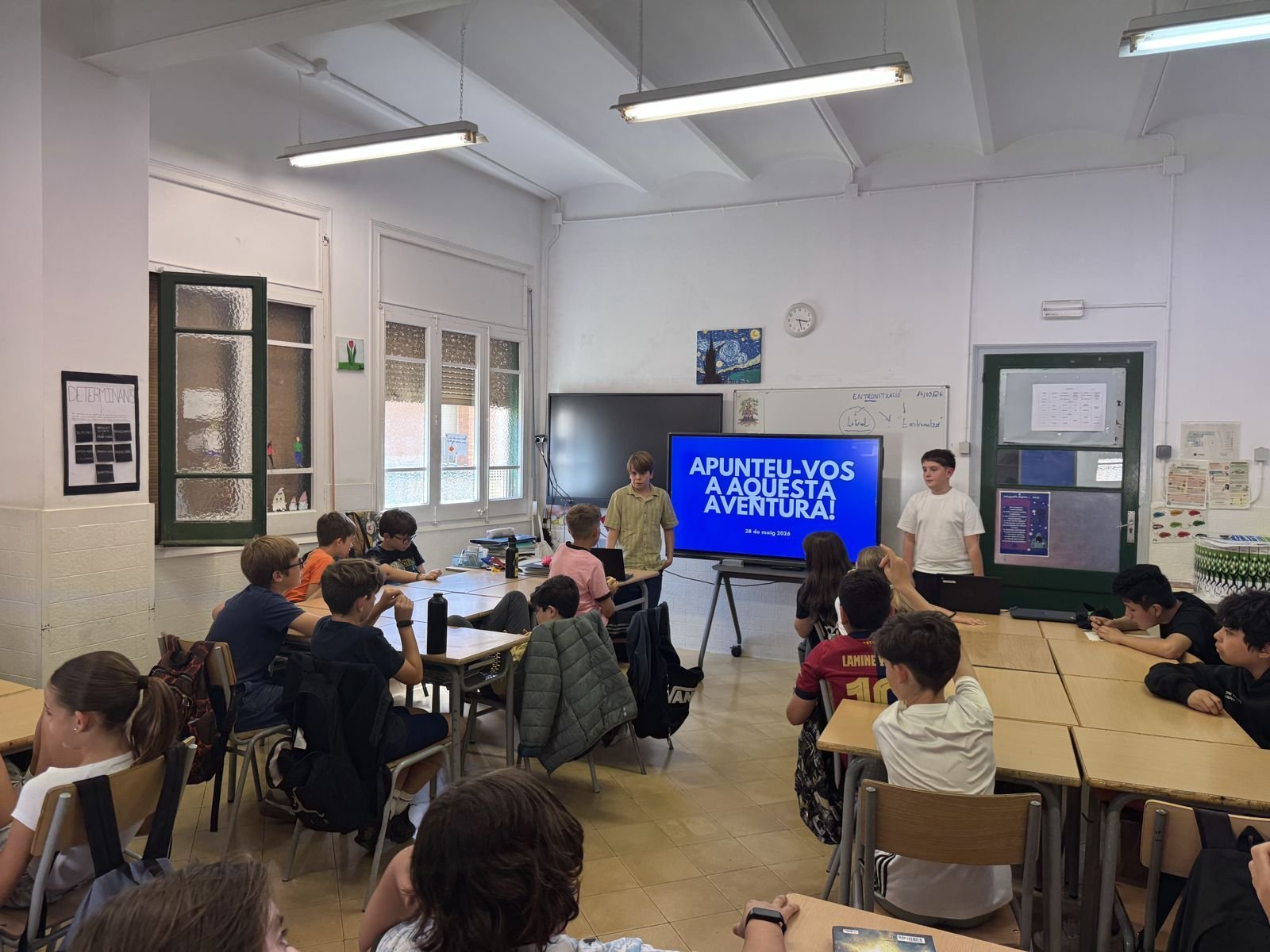 Docent presentant a l'aula davant d'un grup d'alumnes
