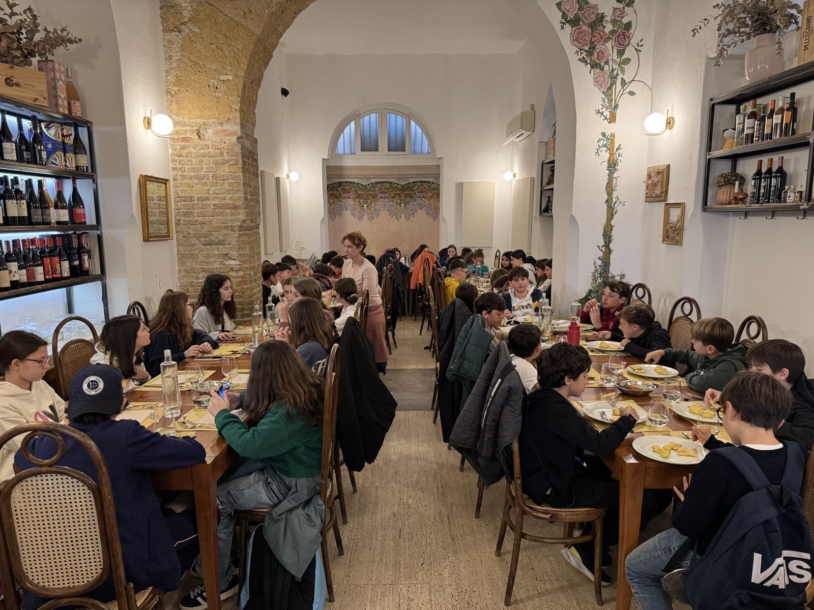 Alumnes i docents sopant junts durant una mobilitat