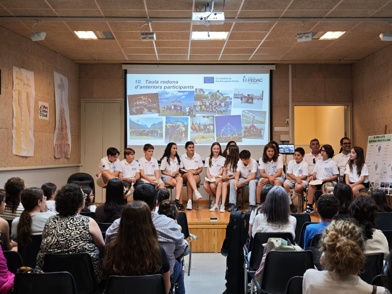 Antics participants Erasmus+ explicant la seva experiència en una taula rodona a l'escola