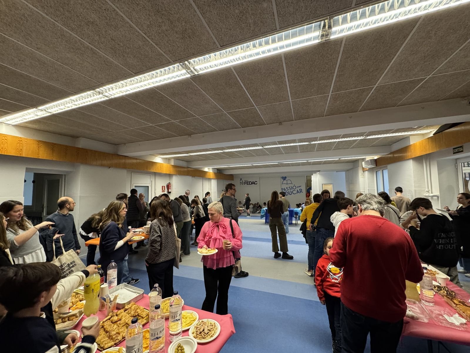 Famílies, alumnes i docents en una trobada Erasmus+ a l'escola