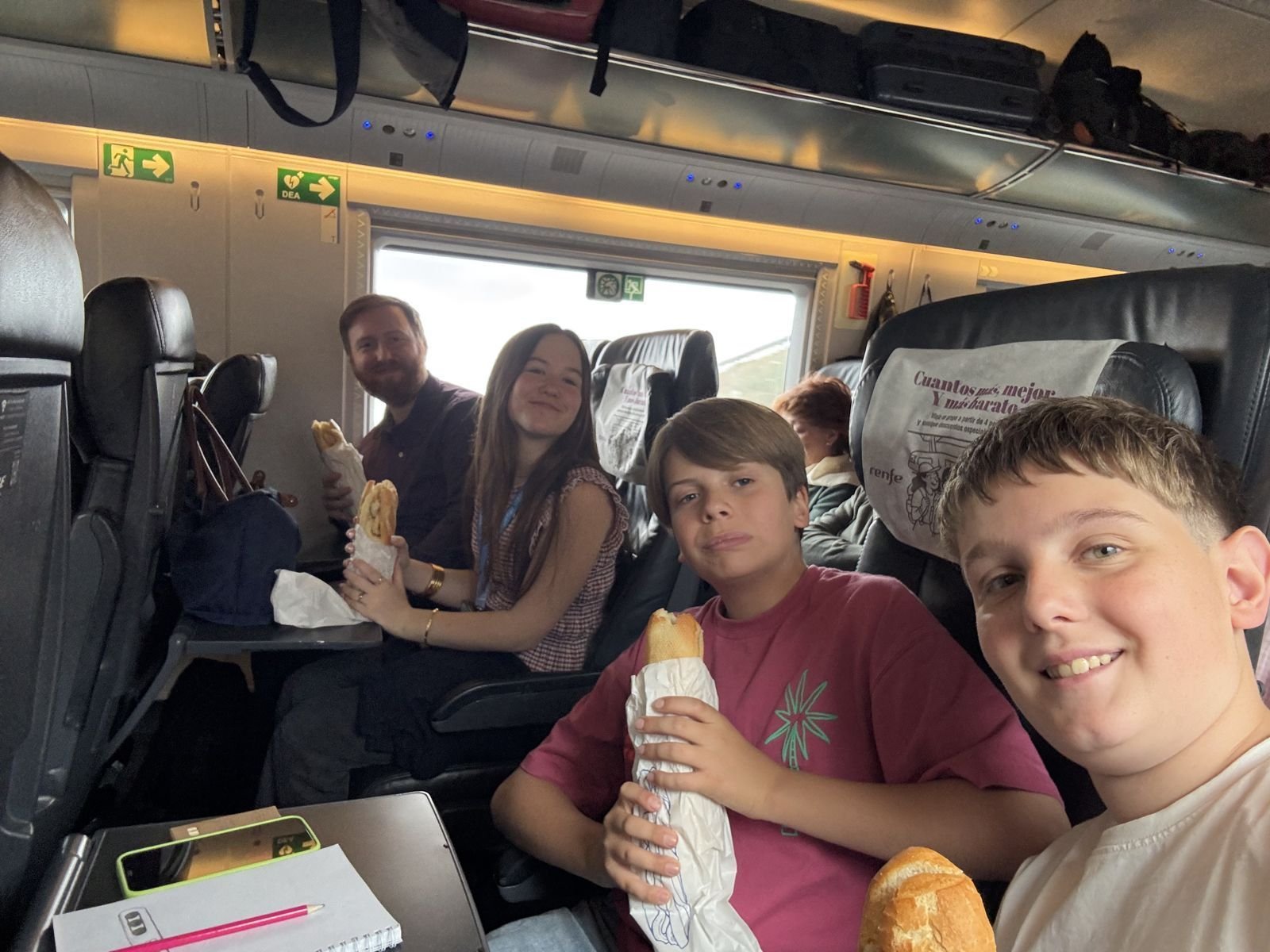 Alumnes i docent esmorzant al tren durant un viatge Erasmus+
